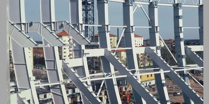 Stålstomme under montage, sedd från sidan
