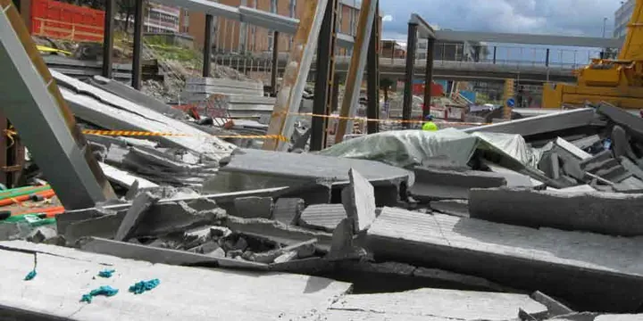 Raserade betongbjälklag på en byggarbetsplats — underlag för haveriutredning
