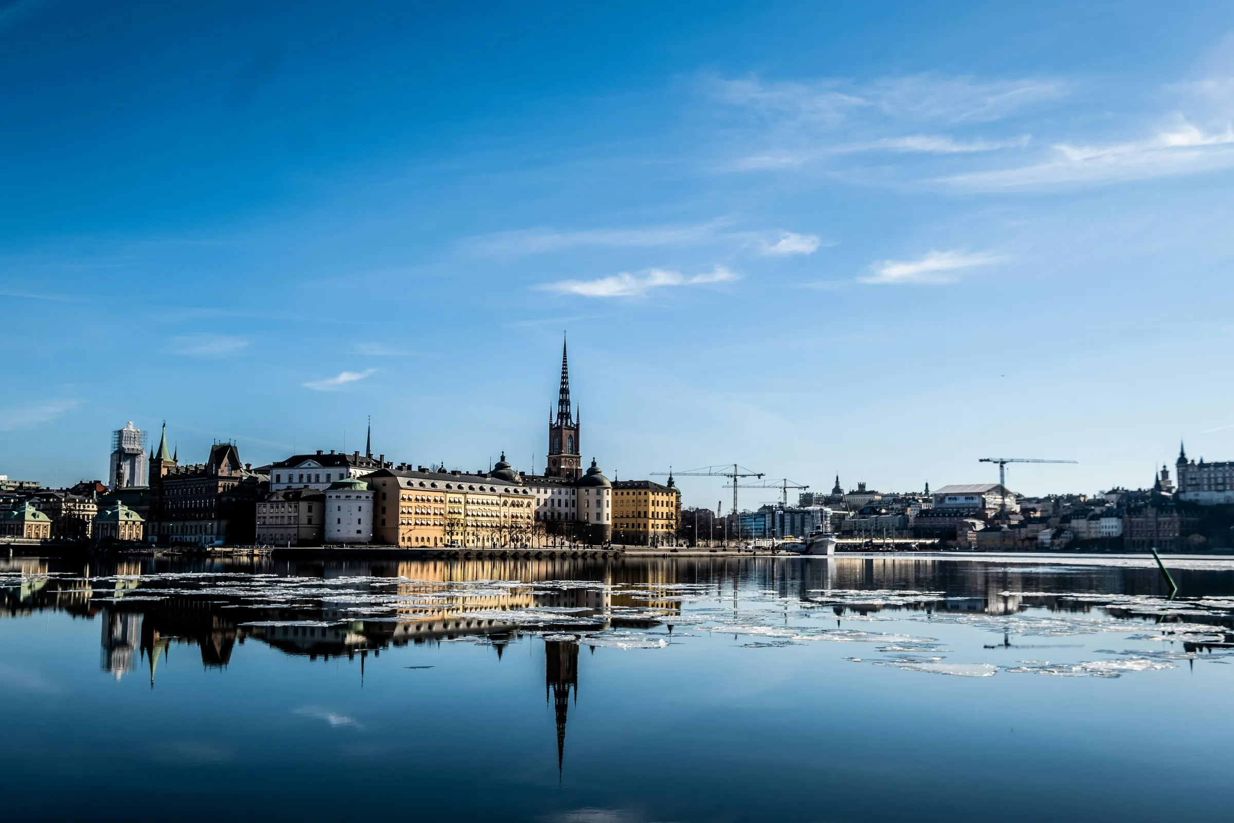 Riddarholmen och Gamla stan i Stockholm speglade i vattnet