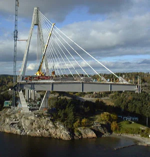 Högdelen i Uddevallabron under montering